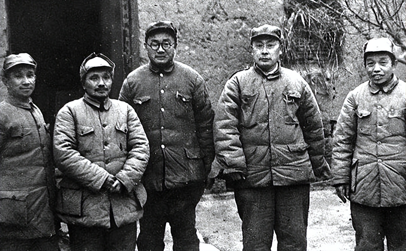 *小平邓**向刘昌毅敬酒，刘昌毅猛地掀了桌子，*小平邓**如何应对