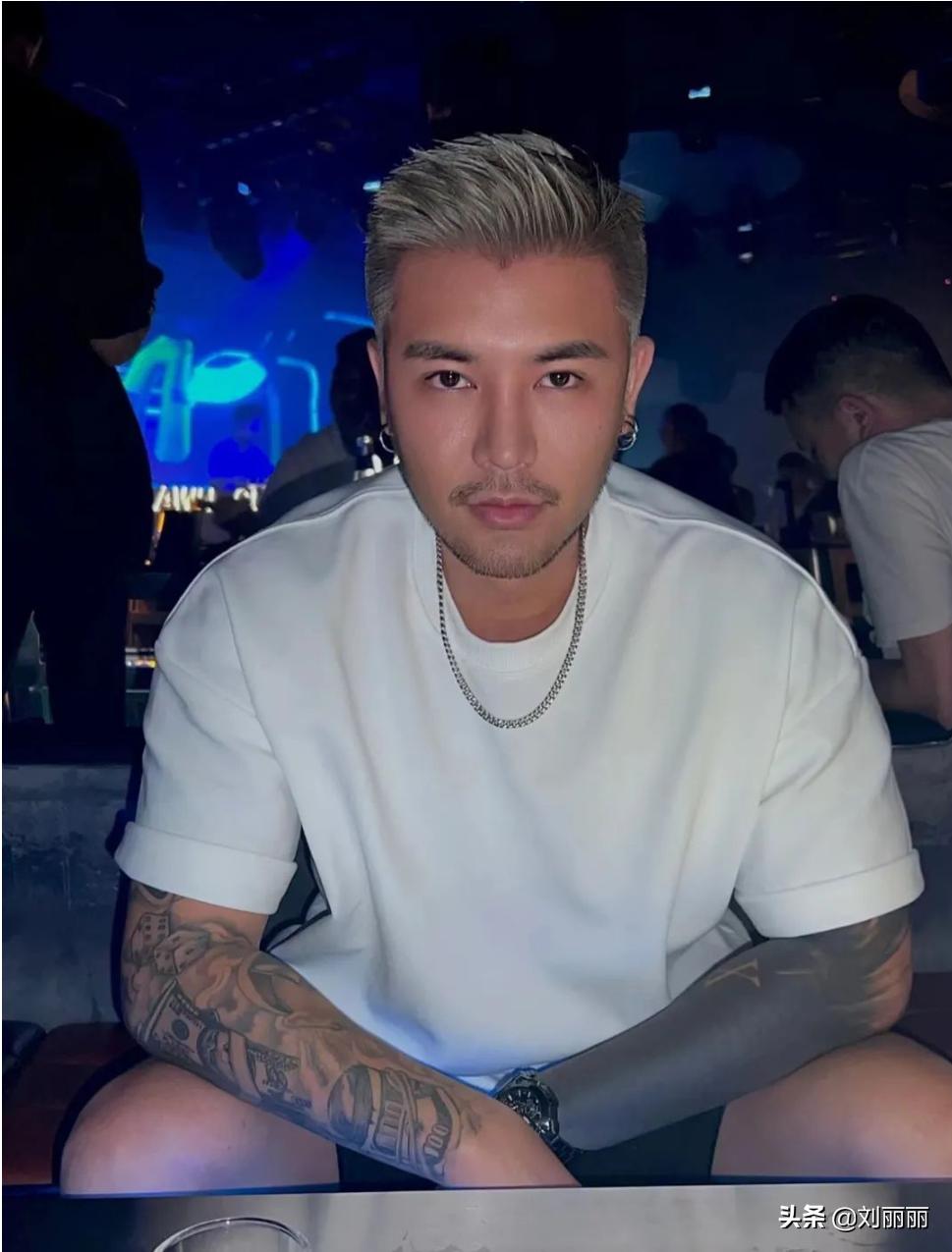 男士发型两边剪短刘海层次感,今年最流行烫什么发型男士