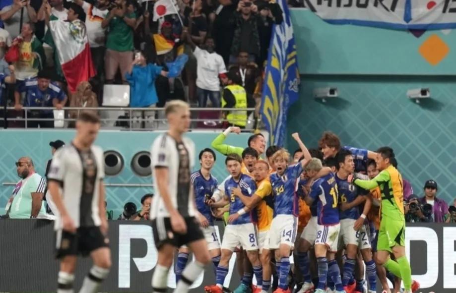 德国球员戏耍日本球员,德国人趴草坪伸脚抬腿视频