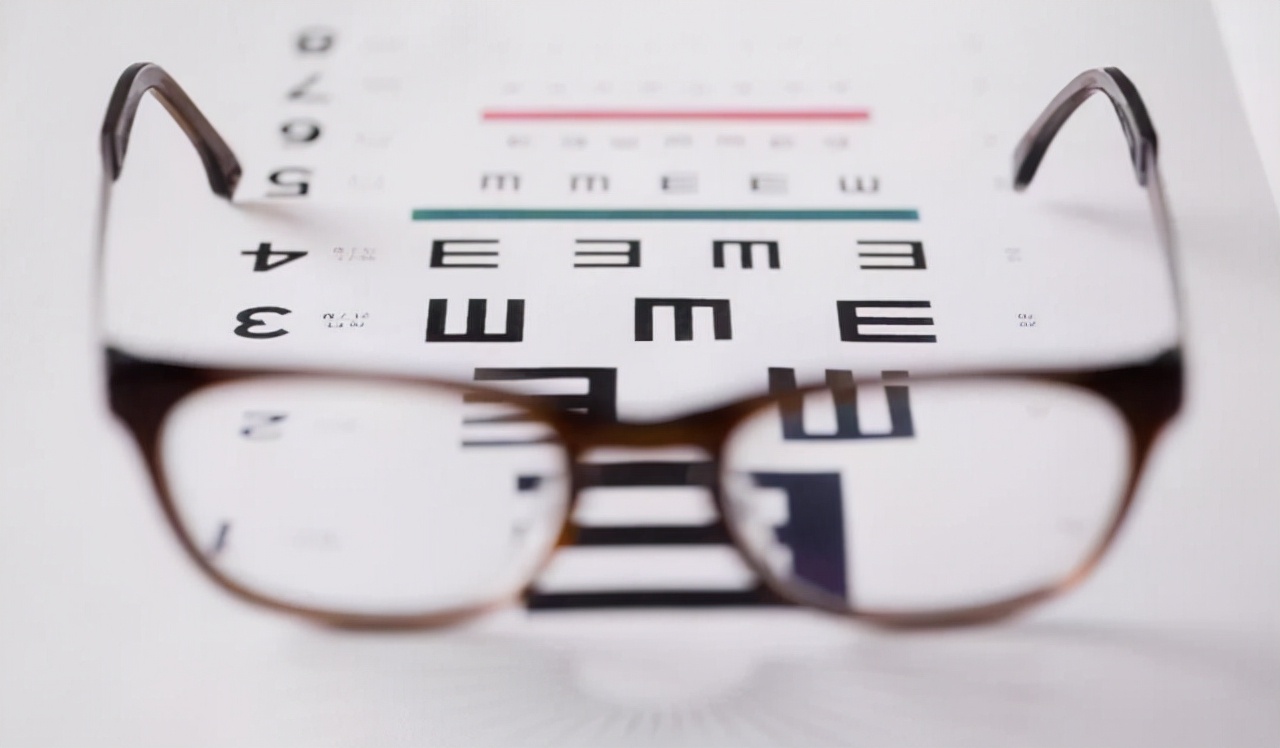 用激光手术治疗近视的人,使用激光治疗近视眼的费用