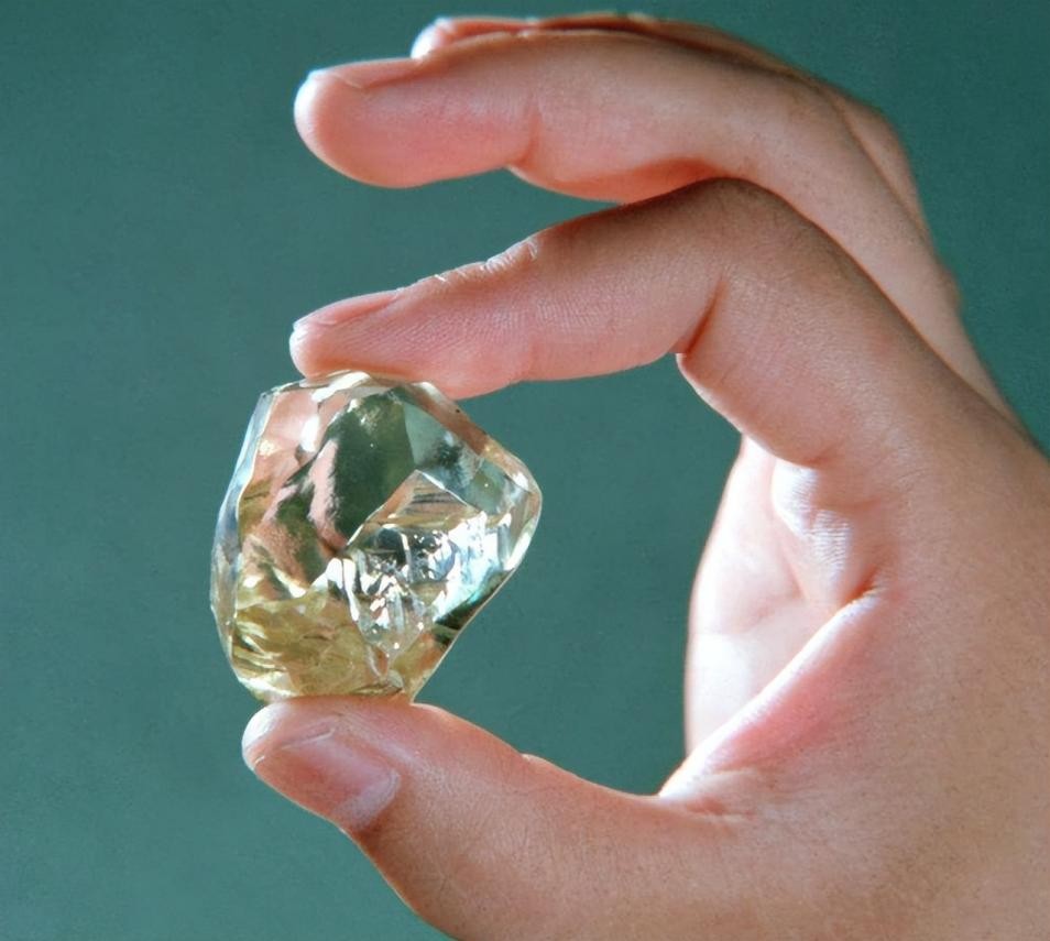 1997年山东女孩捡到价值10亿的钻石,捡到10亿钻石上交42年后现状