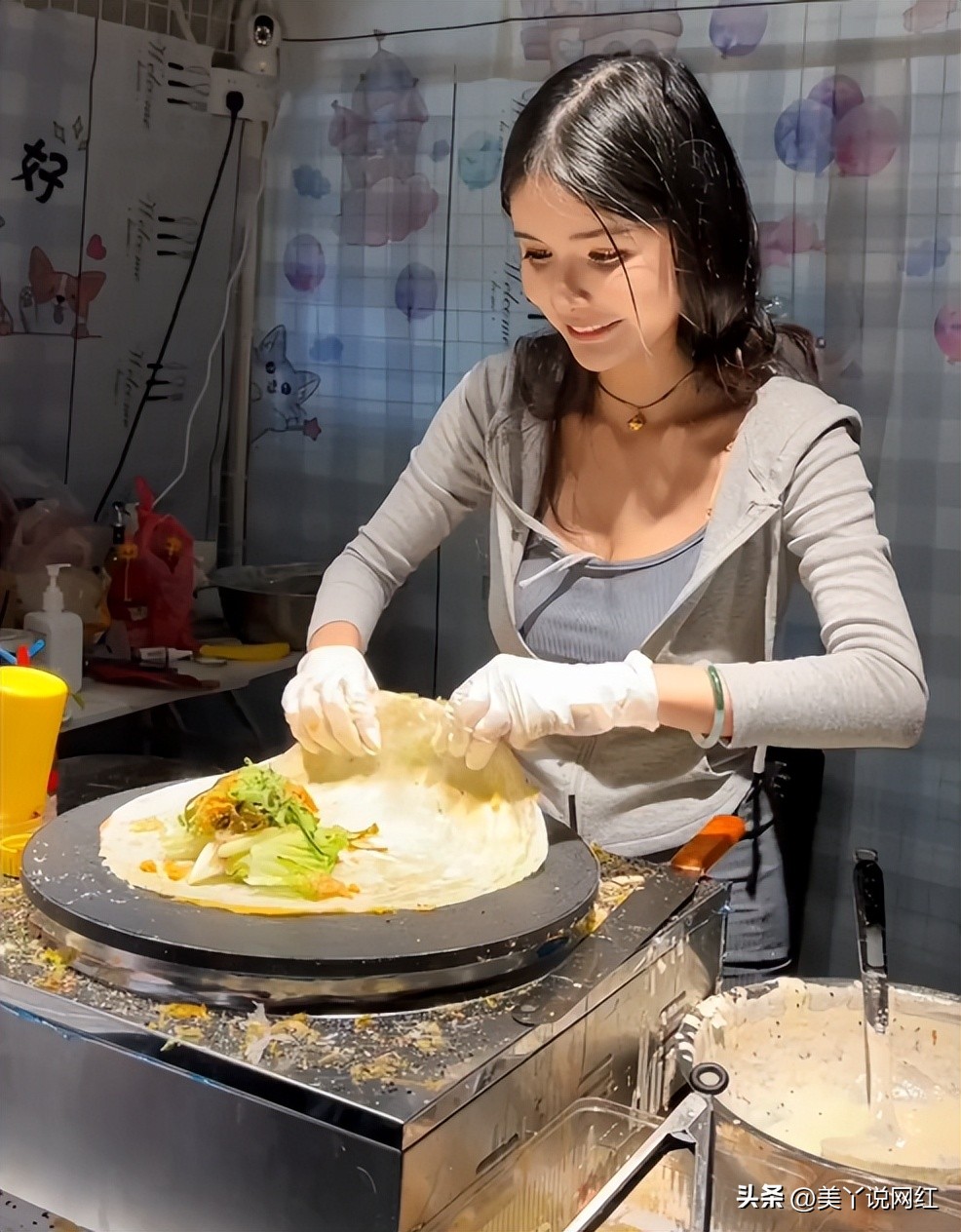 网红狗头萝莉摆摊卖煎饼,一天赚400元知足快乐,并带火营地夜市