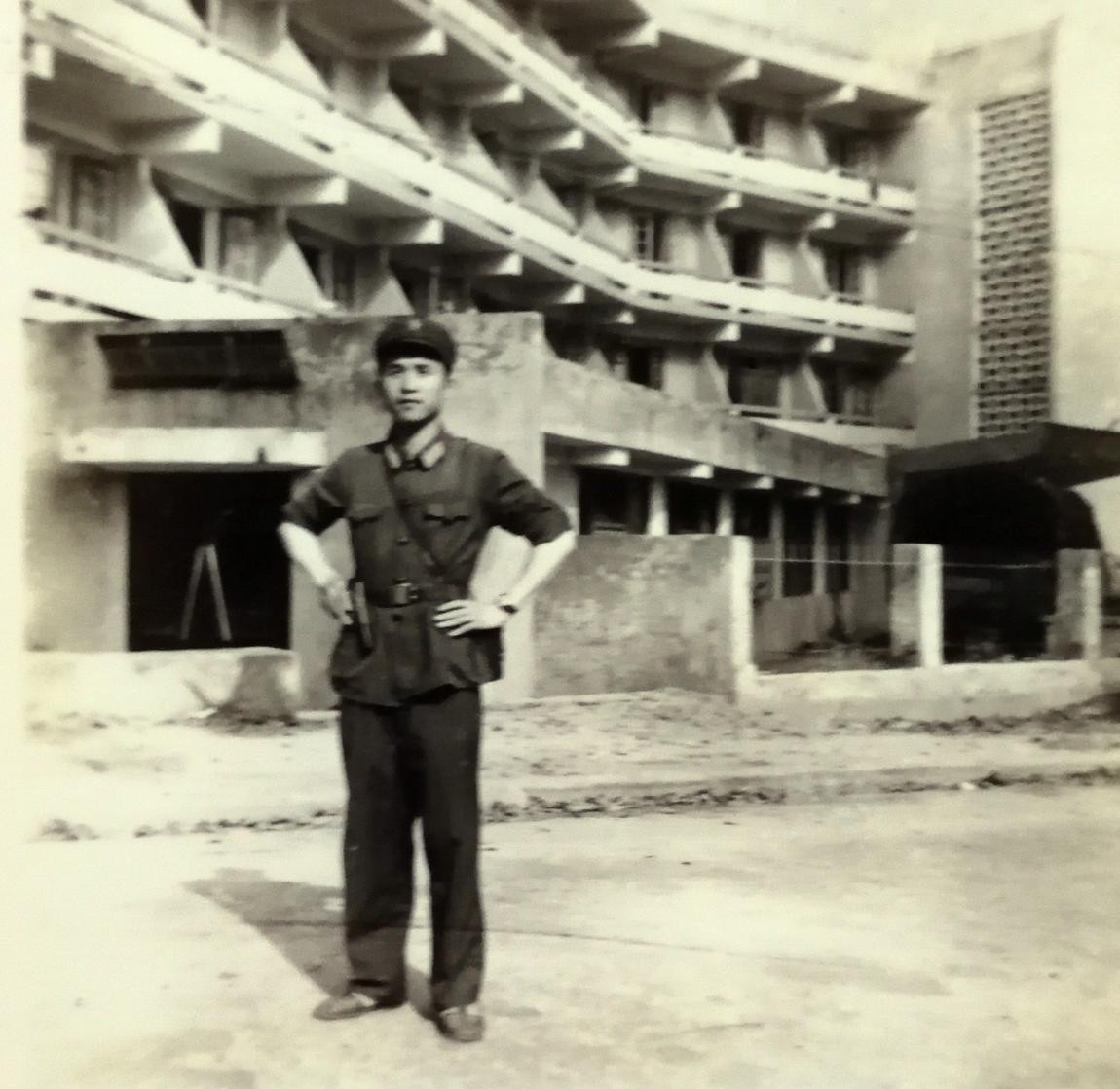 战地英豪当*弹子**擦破头皮——记作训股助理工程师黄国琪