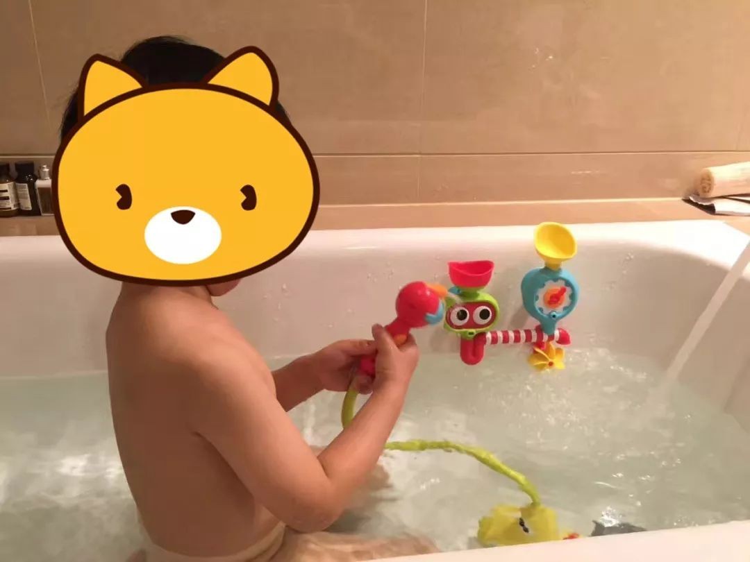 宝宝喜欢玩水是刻板行为吗,孩子为何爱玩水