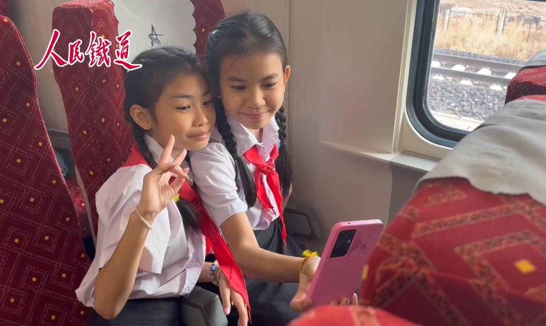 农冰村小学生终于坐上了中老铁路国际旅客列车!