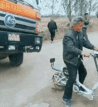 这衣服怎么穿内衣呀?不穿内衣怎么挺起来啊?