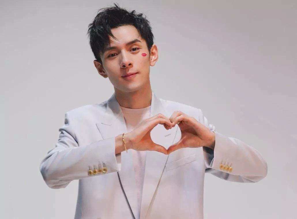 “带货一哥”李佳琦，从月薪三千到年入千万，背后的艰辛谁人知？