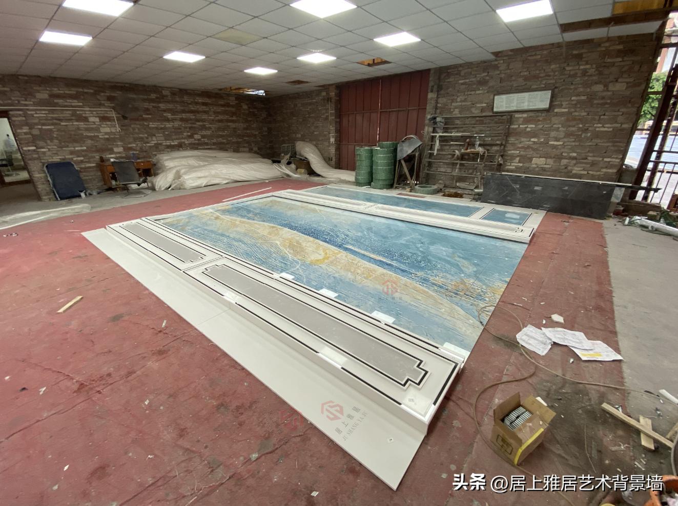 复式楼挑空客厅岩板背景墙效果图,岩板复式挑空背景墙