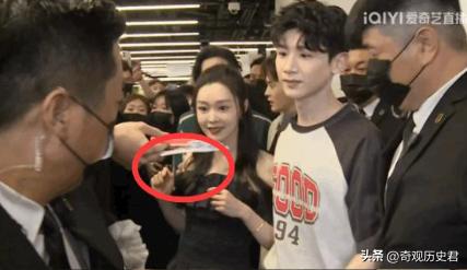 白敬亭宋轶扫楼拍照换玩偶,白敬亭穿外套抱宋轶