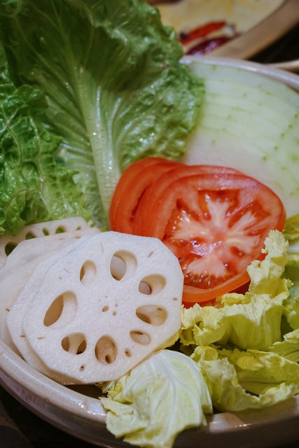 海底捞8块钱生菜，仅两片菜叶，女子疯狂吐槽，上热搜