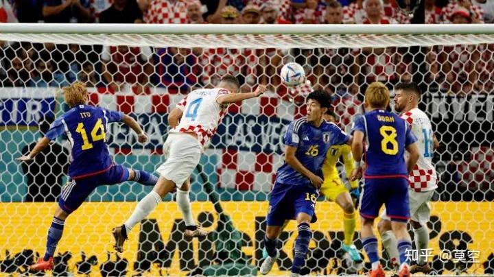 日本足球逆转西班牙,日本足球二打一