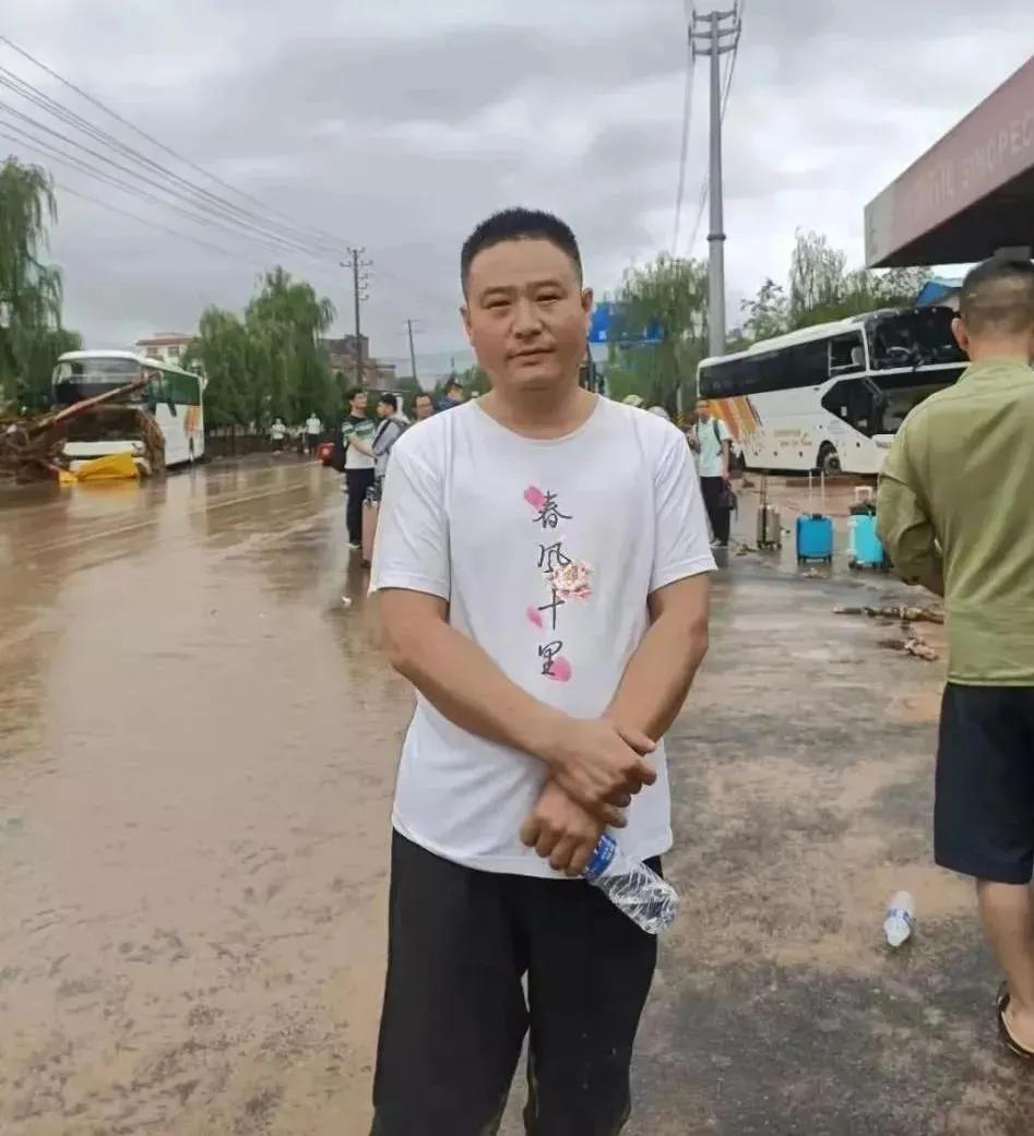 2021全年最感动人心的5张*拍偷**照,承包了朋友圈所有泪点