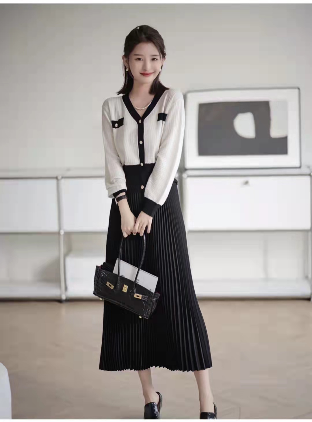 白色牛仔裤配什么颜色针织开衫,针织开衫白色和黑色哪个好看