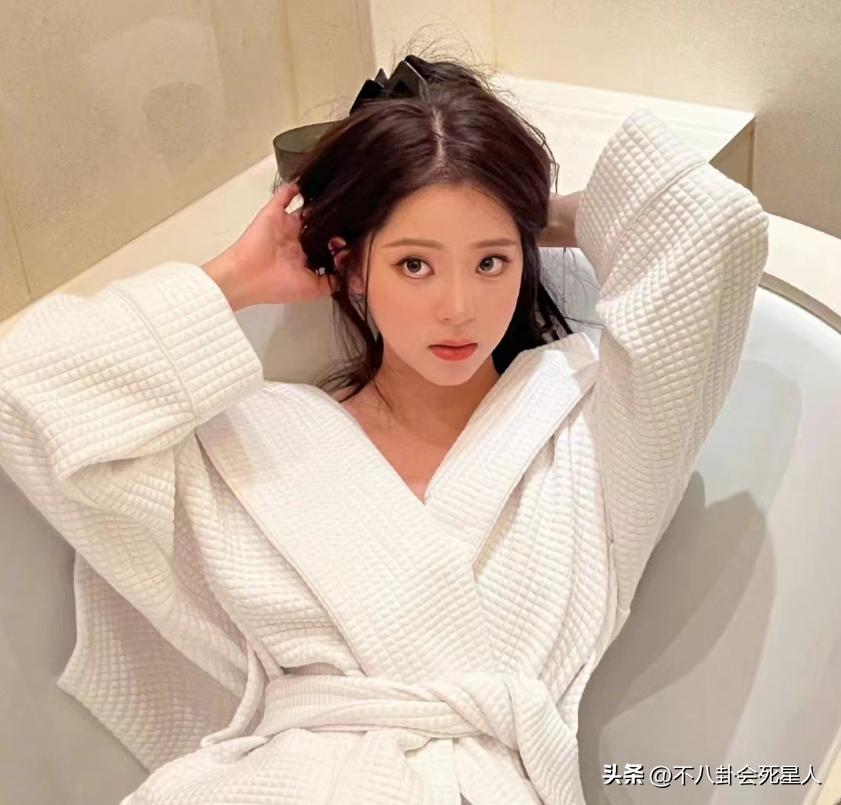 一张报价单，将明星“躺着赚钱”的*裤底**扒得一干二净了