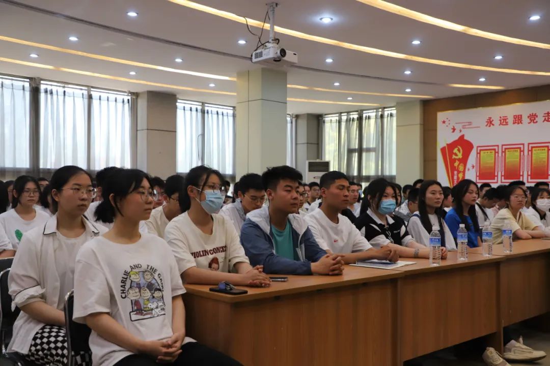 交警组织夜查培训,交警走访驾校暑期练车