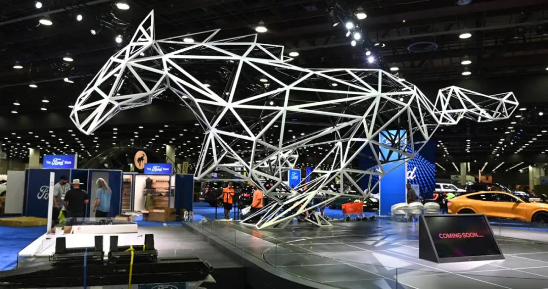 著名的底特律车展的奇特景象-充气橡胶鸭