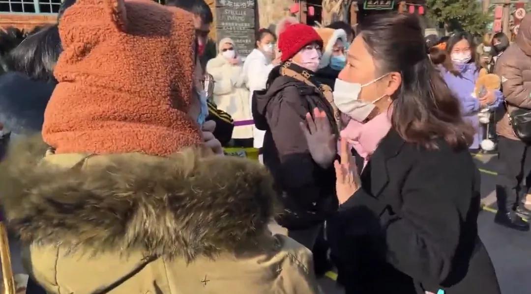 凌晨超5000人买迪士尼玩偶,凌晨3点超5000人迪士尼排队买玩偶