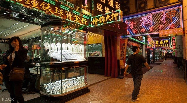 在澳门重生的当铺：依附*场赌**、售卖高奢品疯狂敛财，赌徒血本无归