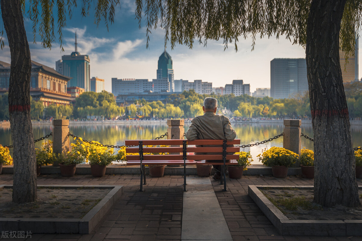 给女儿带孩子，月入3000，老伴儿怒甩10万存折，我愤怒拒绝！