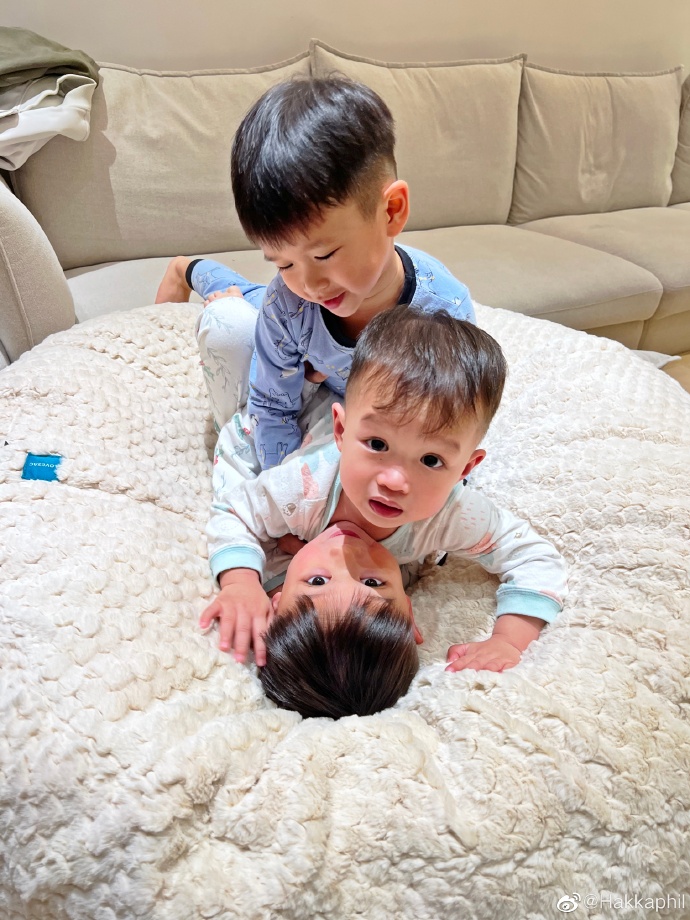 胡杏儿首晒三个儿子对比照,胡杏儿全家福3个儿子