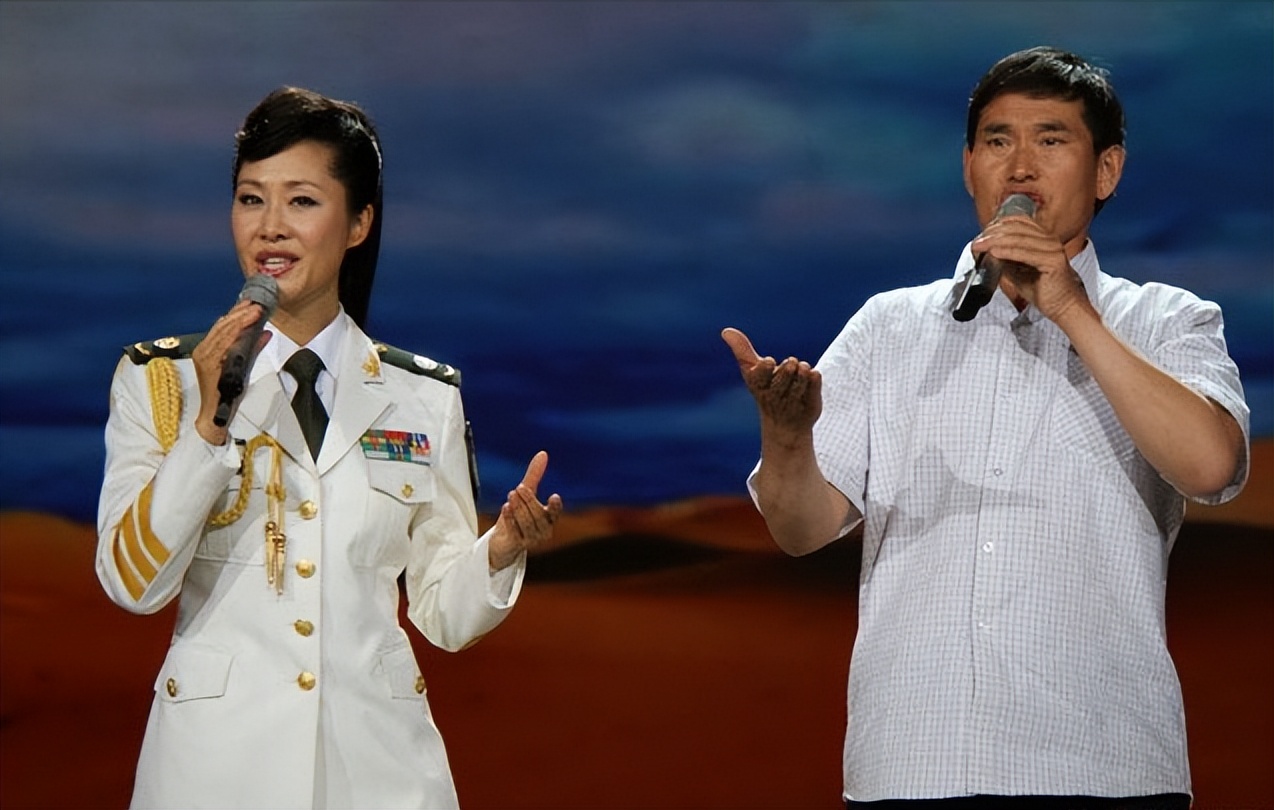 大衣哥换上新演出服,大衣哥穿西装最新图片