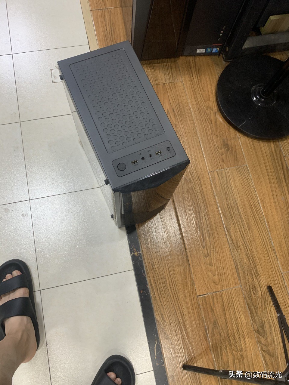 电脑开机一切正常但是屏幕没信号,电脑开机显示vga没信号怎么解决