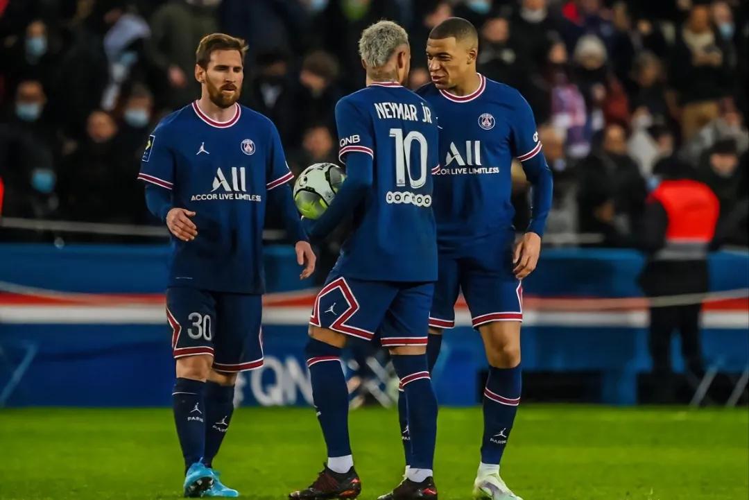 最新转会：巴黎将拆散MMN梅西接近前往沙特裁判顶球员*体下**被处罚