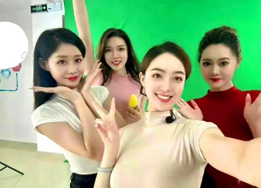 椰树直播带货被质疑打擦边球，型男骑单车健身动作妖娆，震惊网友