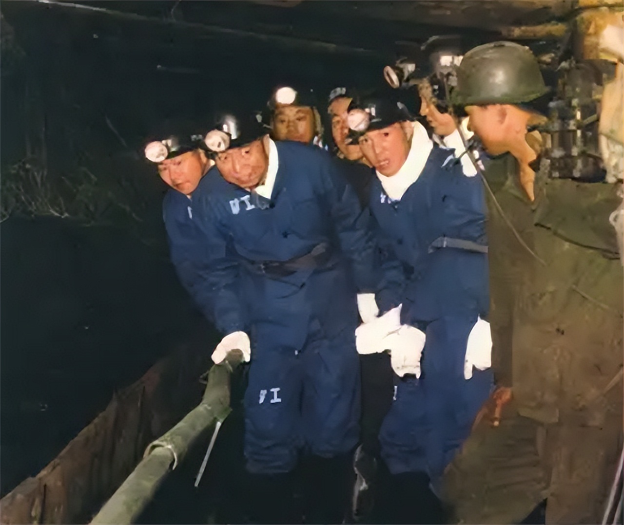 74年*国锋华**衣着朴素参加家长会，工人家长问其贵姓，答：中华的华