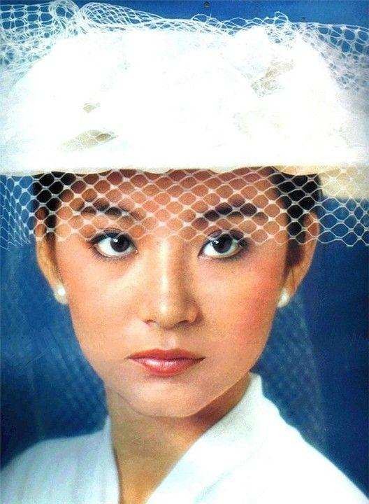 垫屁垫，烤瓷牙，戴美瞳：这些女明星的修修补补，看得人眼花缭乱