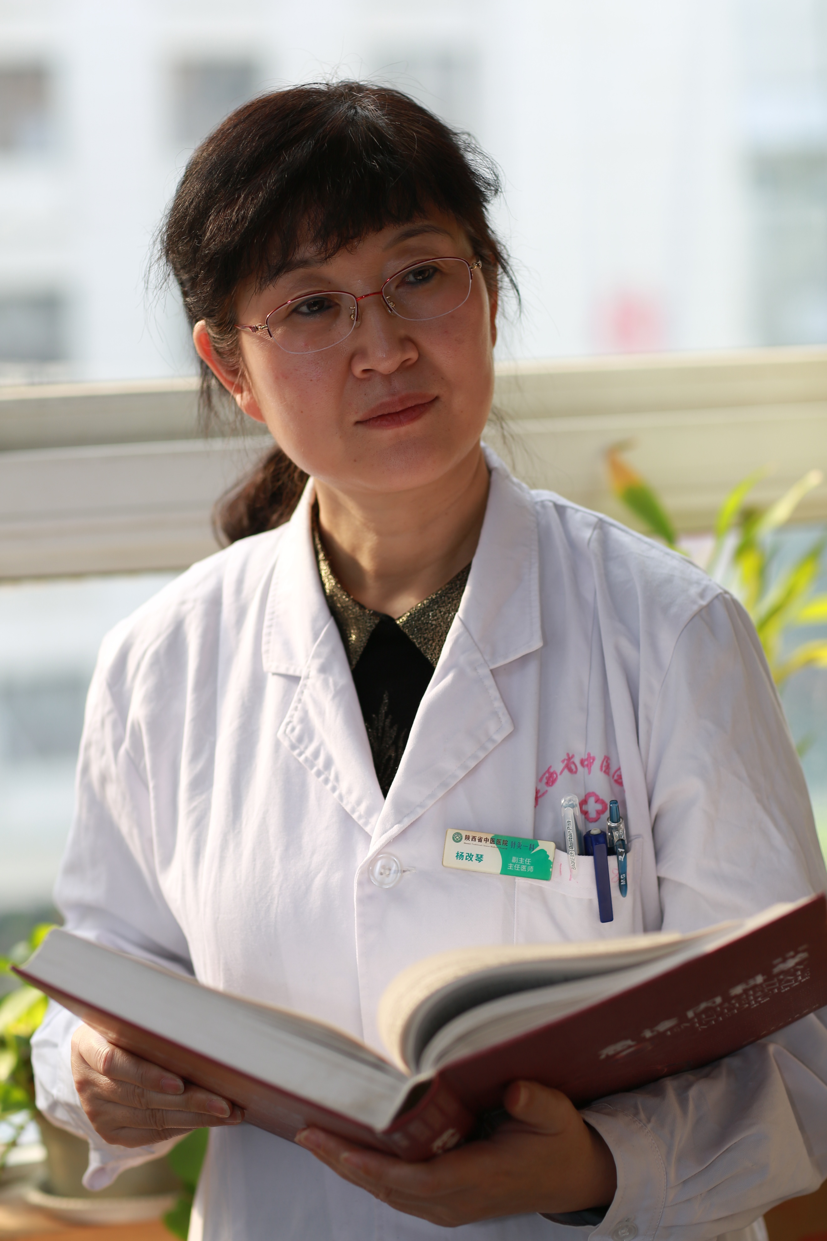 舌苔有一层厚厚的又白又黄的舌苔,看下舌苔