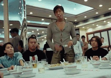 张耀扬带女友现身,张耀扬和富婆唱歌