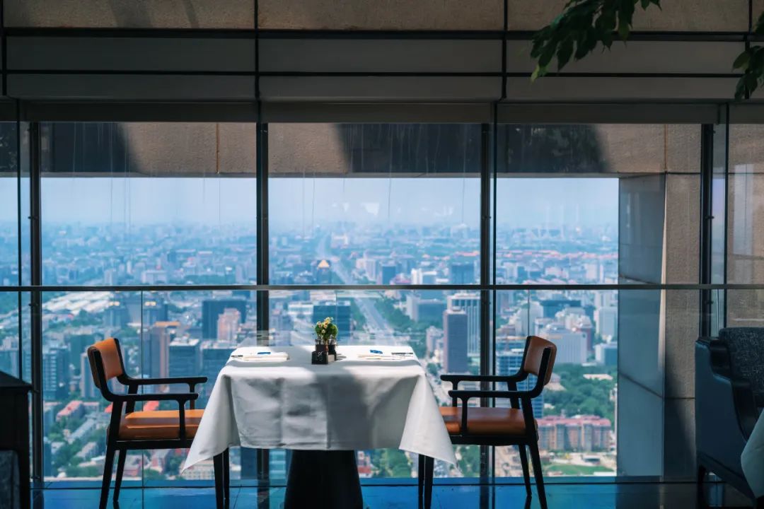 配备一星米其林黑珍珠餐厅,比米其林黑珍珠高端的餐厅