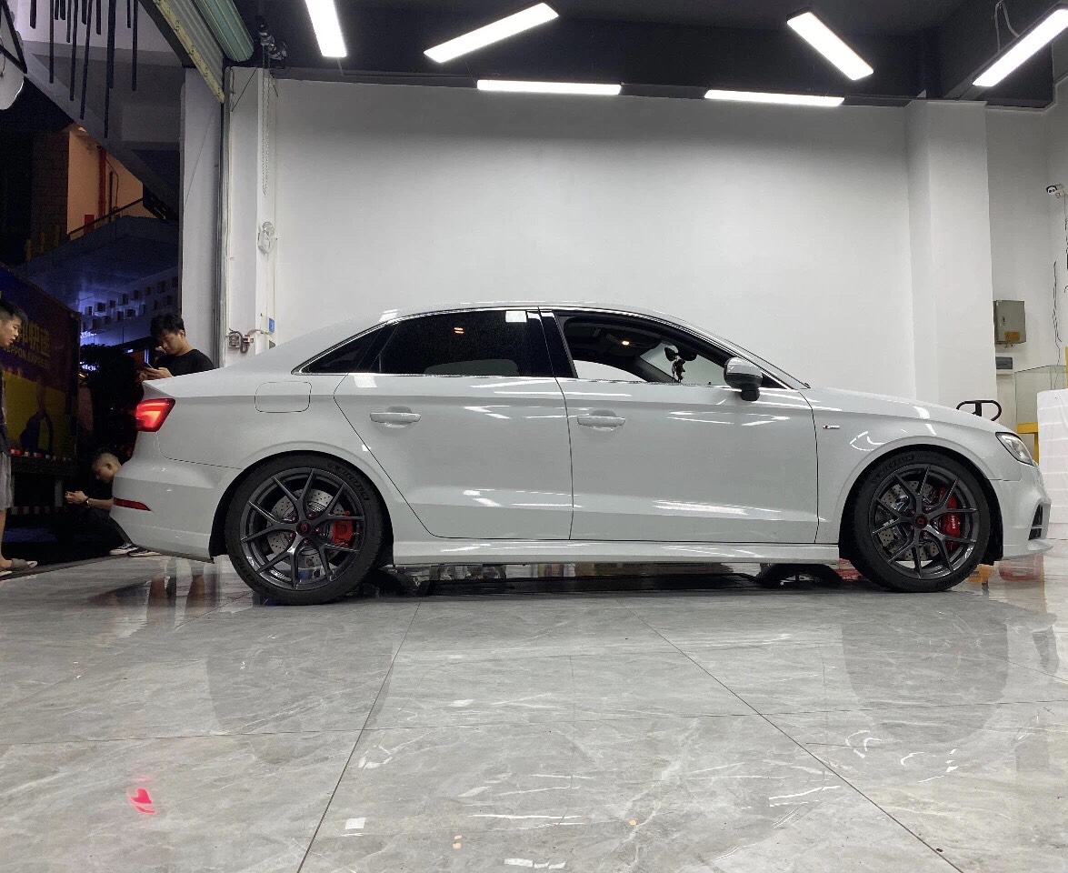 奥迪A3刹车升级Ap9040六活塞355碟盘，18寸轮毂，红色骚鲍鱼