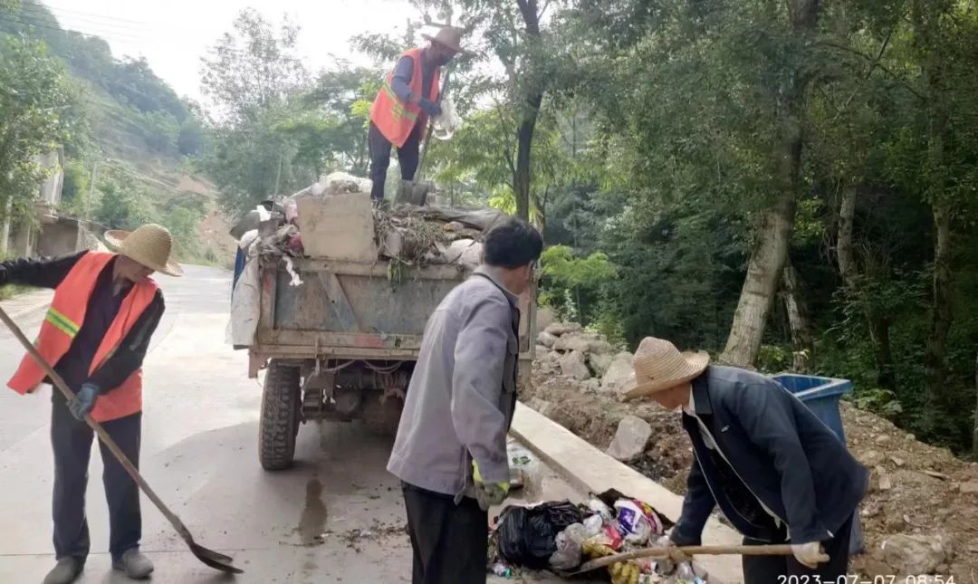 辛店镇持续开展路域环境整治行动,两城镇不断加大环境卫生整治力度
