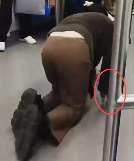 不堪入目，杭州女大学生地铁“奴性”事件遭疯传，网友：震碎三观