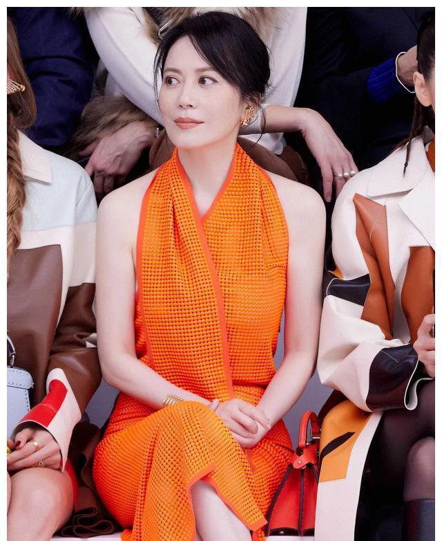 张馨予红毯连衣裙黑色,张馨予惊艳视频照片