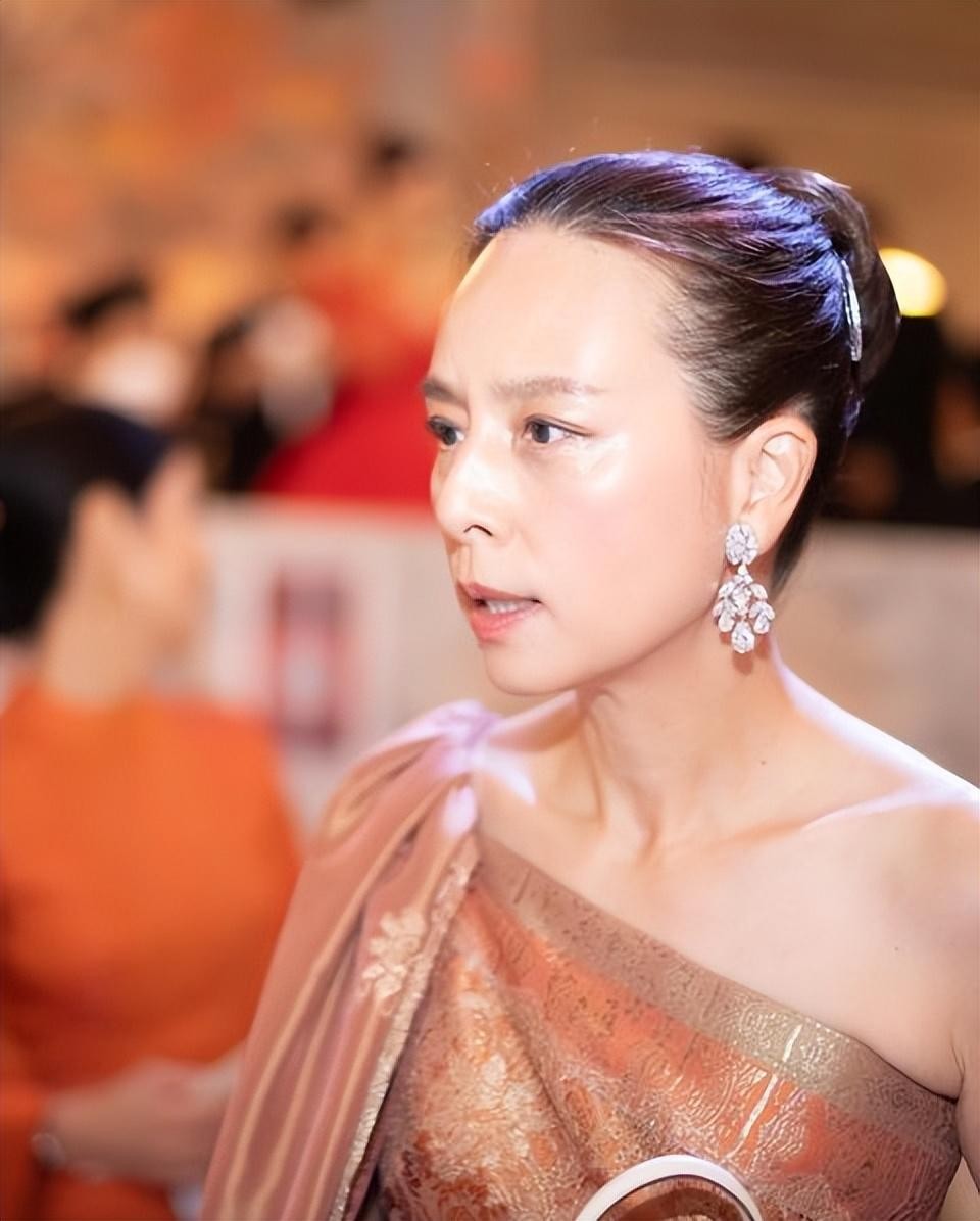 泰王屈膝礼,苏提达生日庆典