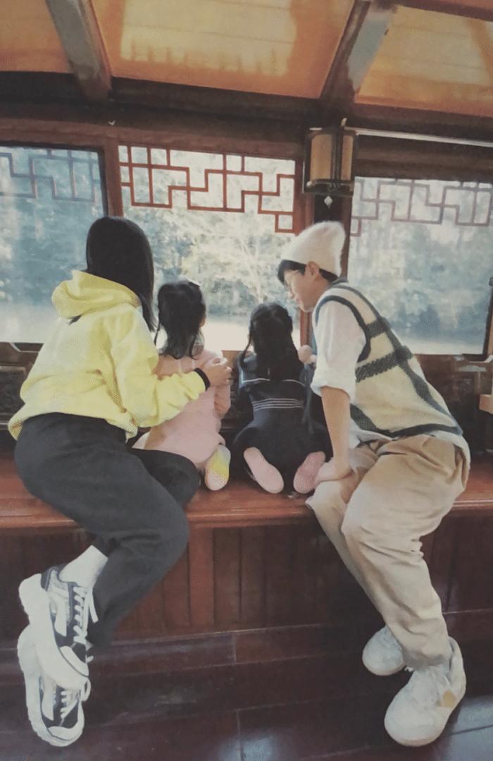 张杰谢娜近期全家福,张杰谢娜带着双胞胎女儿逛商场