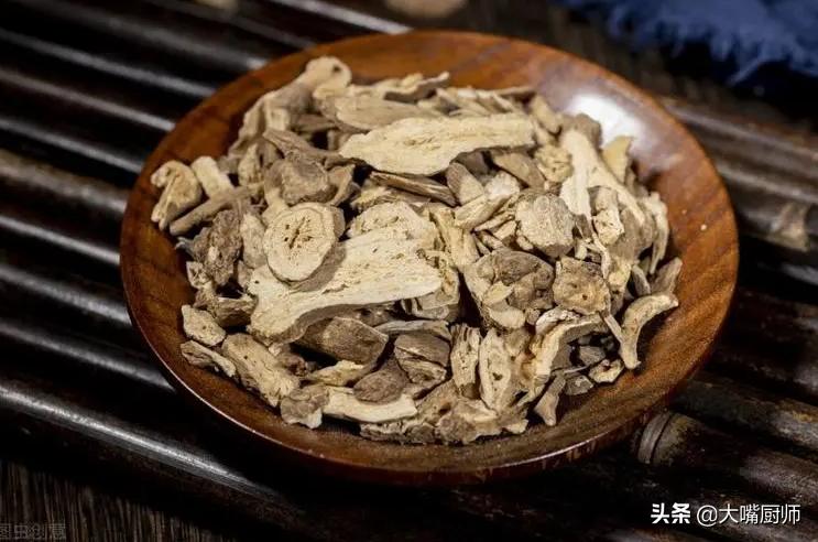 炖肉的时候怎么做没有腥味还好吃,炖肉加什么材料炖出来的肉嫩