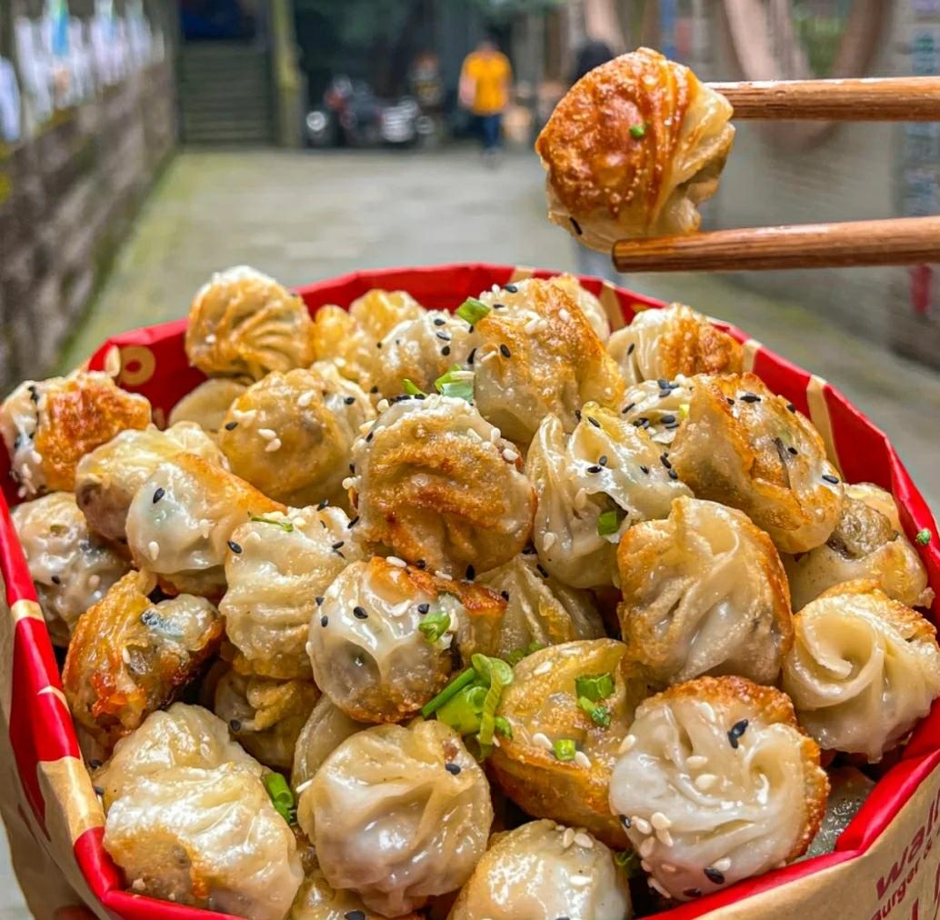 拇指包、太阳蛋、铁盒冰粉......半个川渝火锅圈都在卖