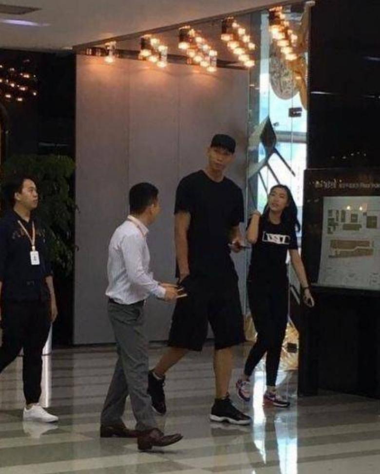 嘴上说着爱国，两个儿子却都是美国籍，易建联到底是怎么想的？