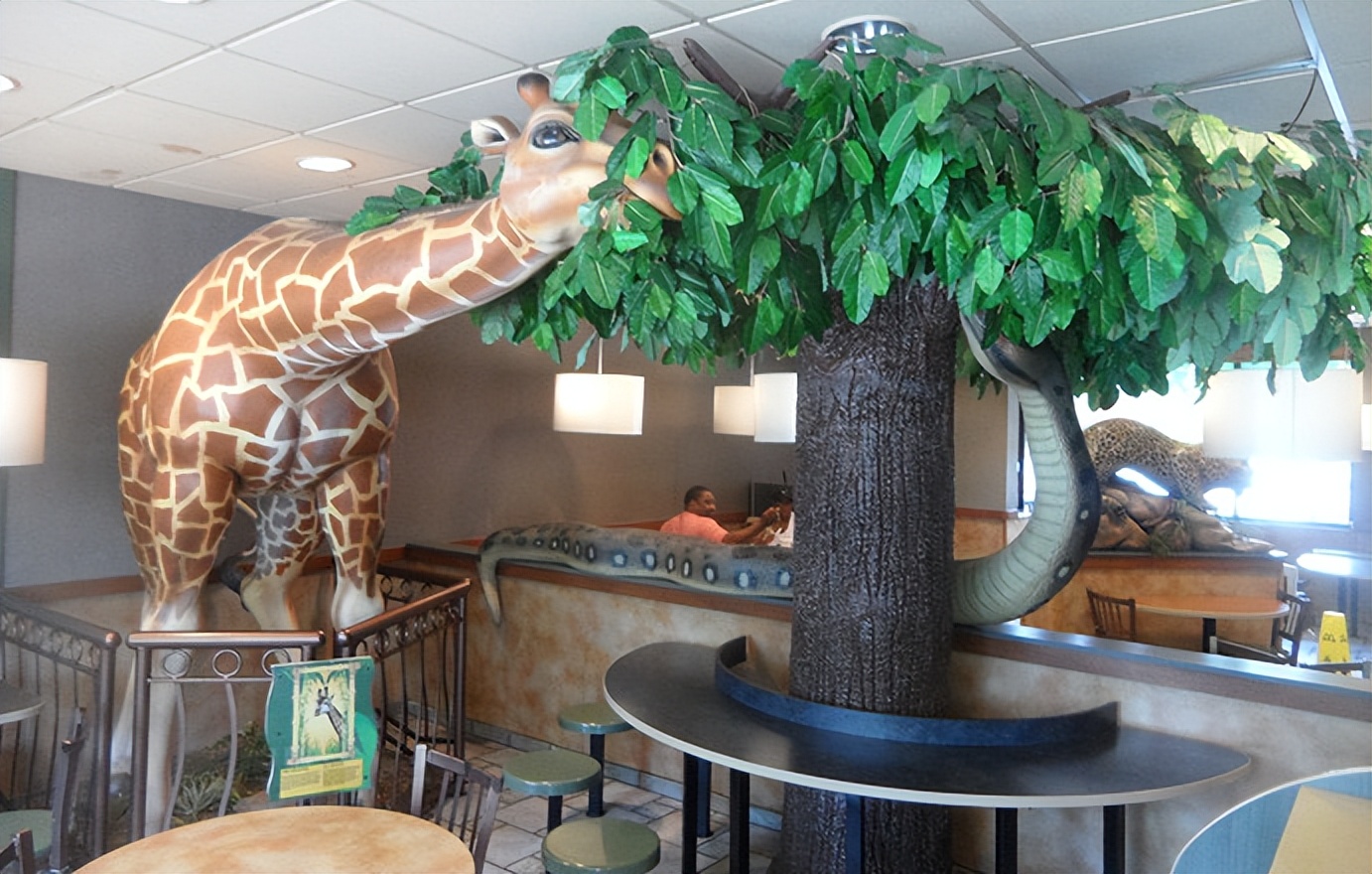 麦当劳里面的制服,麦当劳制服一样吗