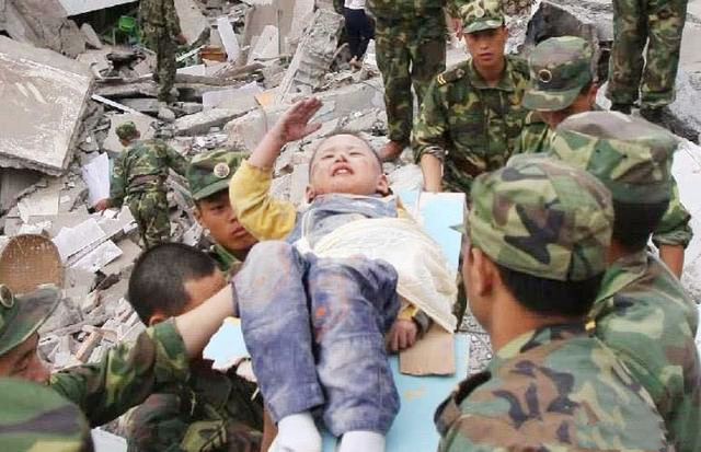 汶川大地震被救的三岁男孩郎铮,汶川地震中的3岁敬礼男孩郎铮