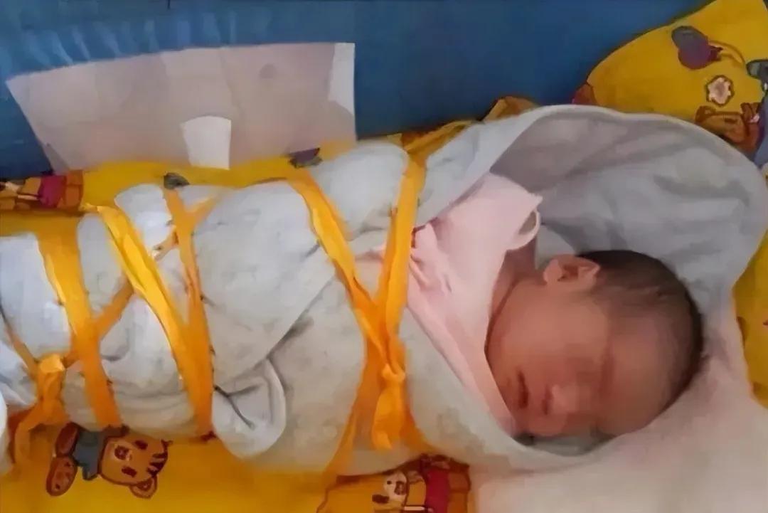 宝宝喜欢举手投降睡姿,为什么婴儿睡觉总是投降的姿势