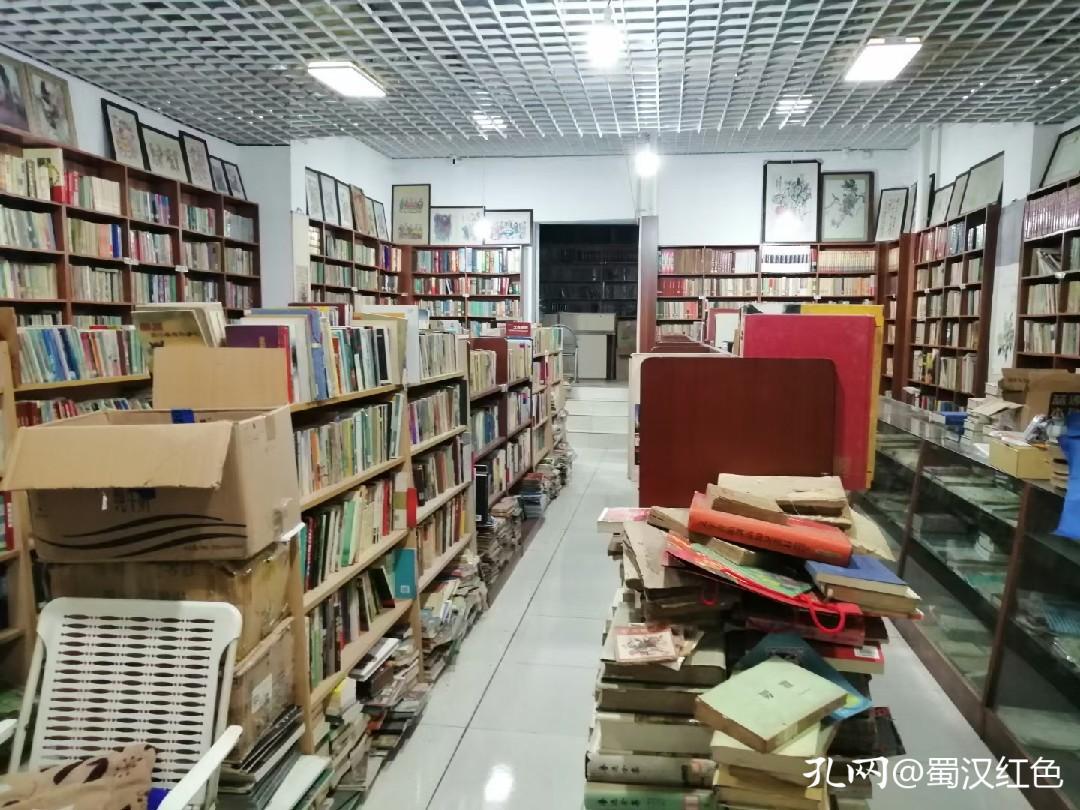 在旧书摊买书,在旧货市场淘书桌