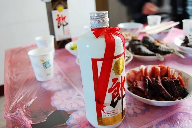 老领导去山东，拒绝喝茅台，专挑3款不起眼白酒，当地人：识货