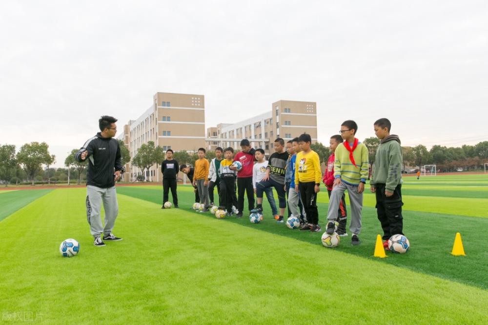 希望体育老师看到：业余球员的最大误区，是掉进规范动作“陷阱”