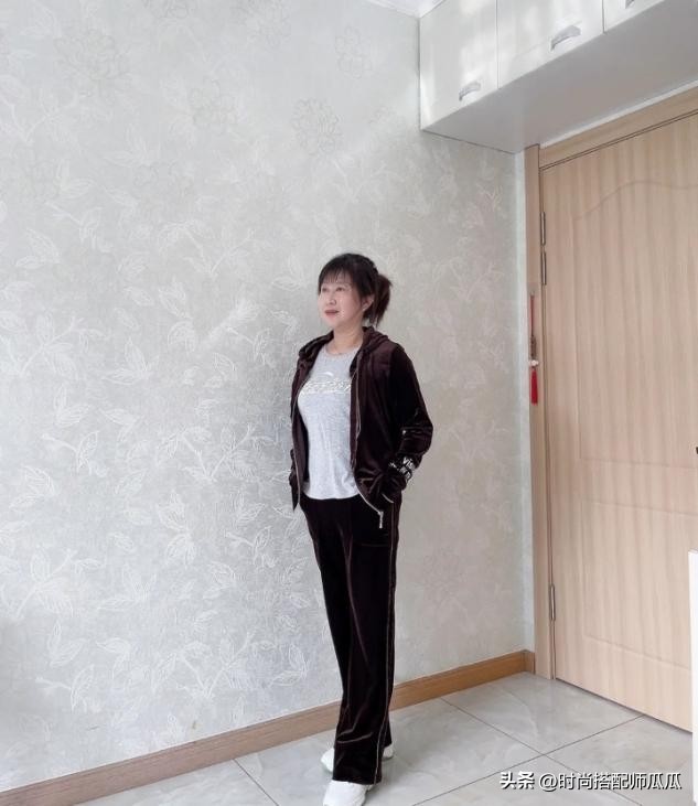 40岁女人无论穿裙子还是裤子,四五十岁的女人穿什么样的鞋子