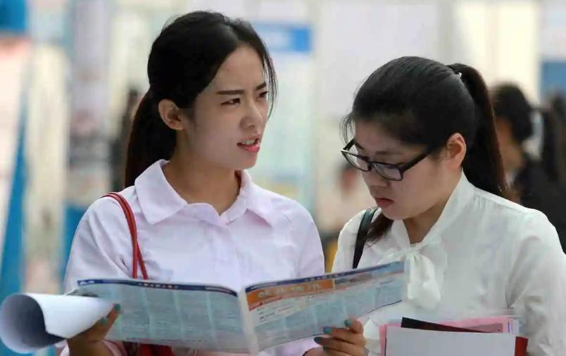 社招跟校招的薪资差距,校招进的公司和社招待遇一样吗